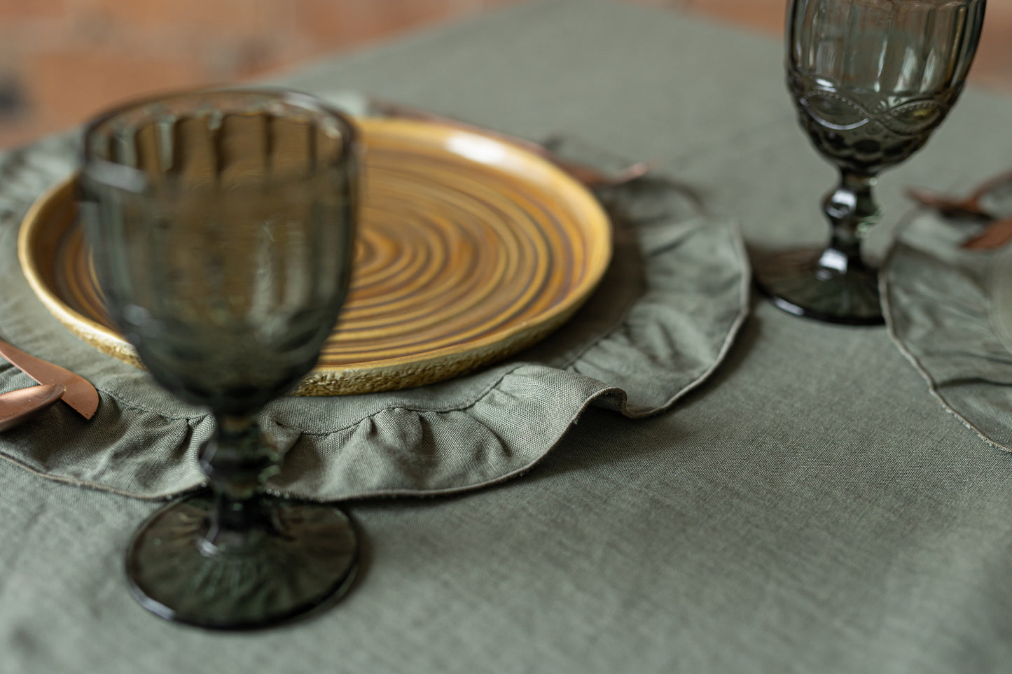 Round linen placemats RUFFLES, SET of 2