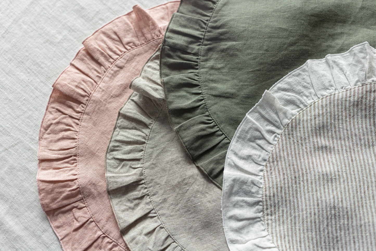 Round linen placemats RUFFLES, SET of 2